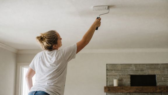 Peindre un plafond de salon : astuces pour agrandir l’espace visuellement
