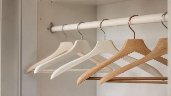 Cintres design : optimisez votre dressing avec style