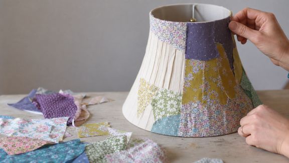 Personnaliser un abat-jour classique avec des chutes de tissu coloré