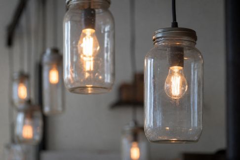 Recycler des bocaux en verre en luminaires suspendus tendance