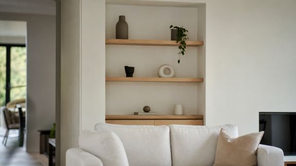 Idées pour intégrer des étagères sur-mesure dans le salon