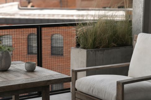 Le style industriel dans les espaces extérieurs : terrasses et balcons inspirés