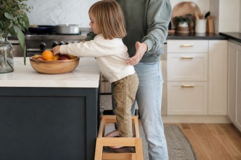 Créer une cuisine adaptée aux enfants : sécurité et autonomie