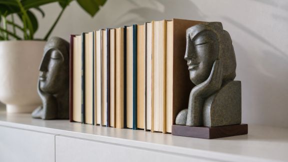 Serre-livres originaux : une touche d’art dans la bibliothèque