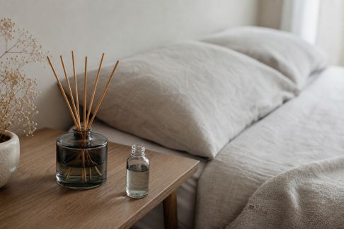 Créer une atmosphère apaisante grâce aux parfums d’intérieur pour la chambre