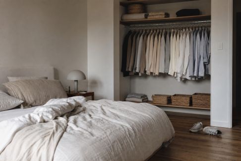 Bien intégrer un dressing ouvert dans la décoration de la chambre