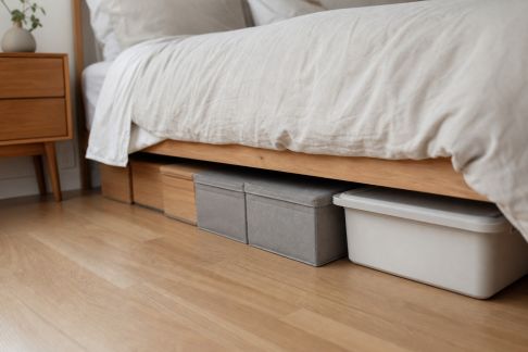 Optimiser le rangement sous le lit : idées pratiques et faciles