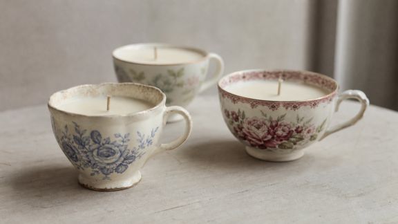 Upcycler des tasses dépareillées en bougeoirs déco