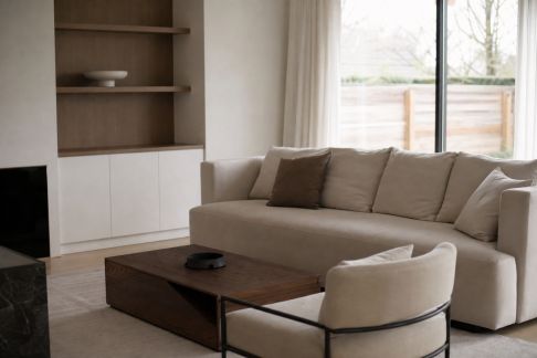 Astuces pour un salon épuré : meubles discrets et cache-rangements